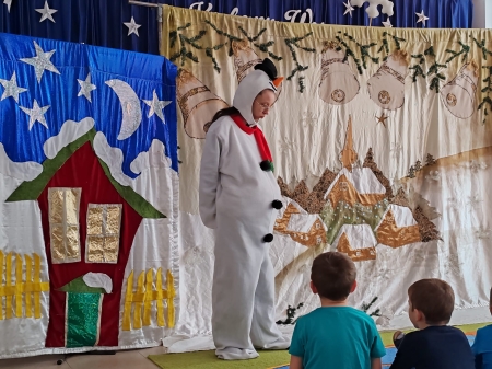 Teatrzyk w przedszkolu ,,Śnieżynka w krainie emocji,,